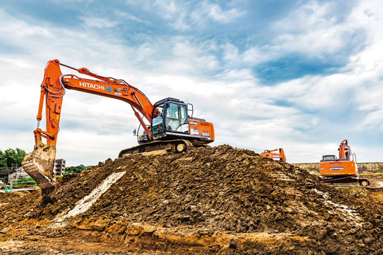 サーチャージ工法で盛土の作業にあたるZX200X