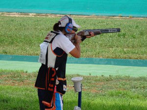 狙いを定める中山選手（写真提供：日本クレー射撃協会）