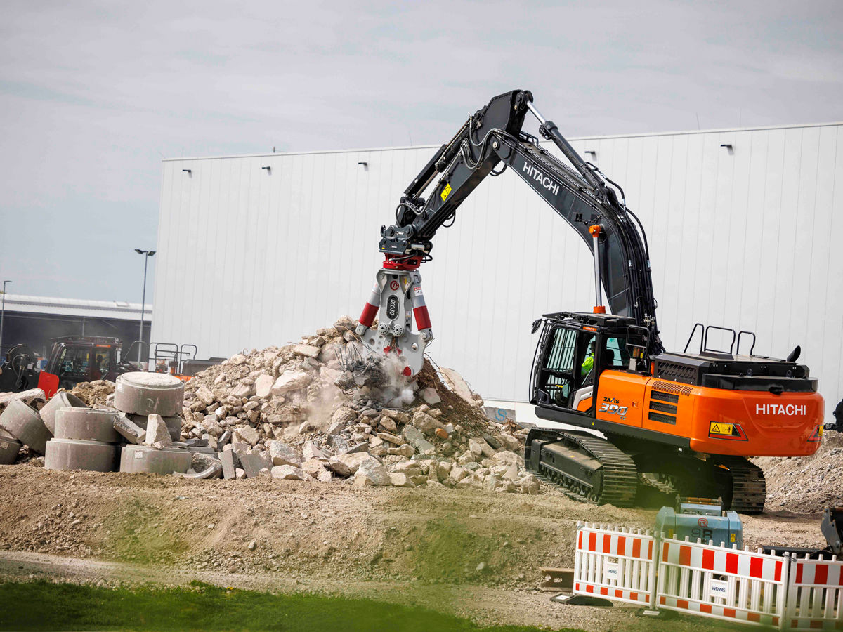 ZX490-7 SLF Super long front excavators - HitachiCM Europe