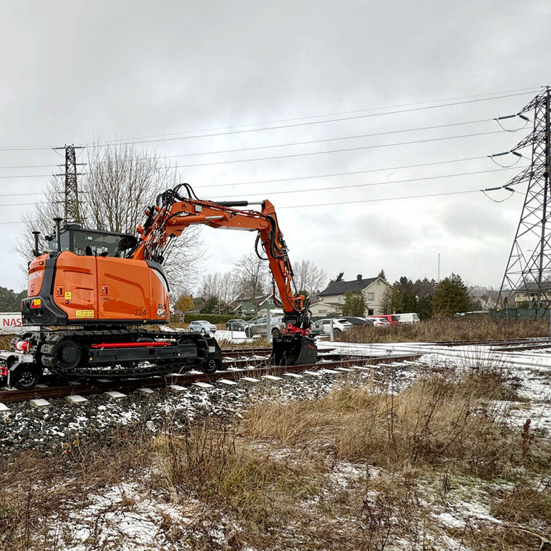 Contractor takes supply of ZX95US-7 railway machine - HitachiCM Europe