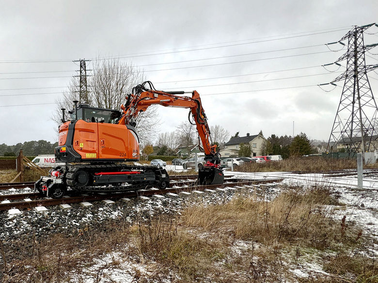 Contractor takes supply of ZX95US-7 railway machine - HitachiCM Europe
