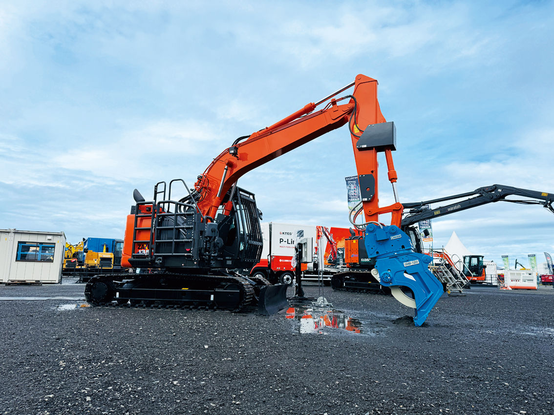 林業向けカスタムパーツ（MIP雅）を装備したZX135US-6。